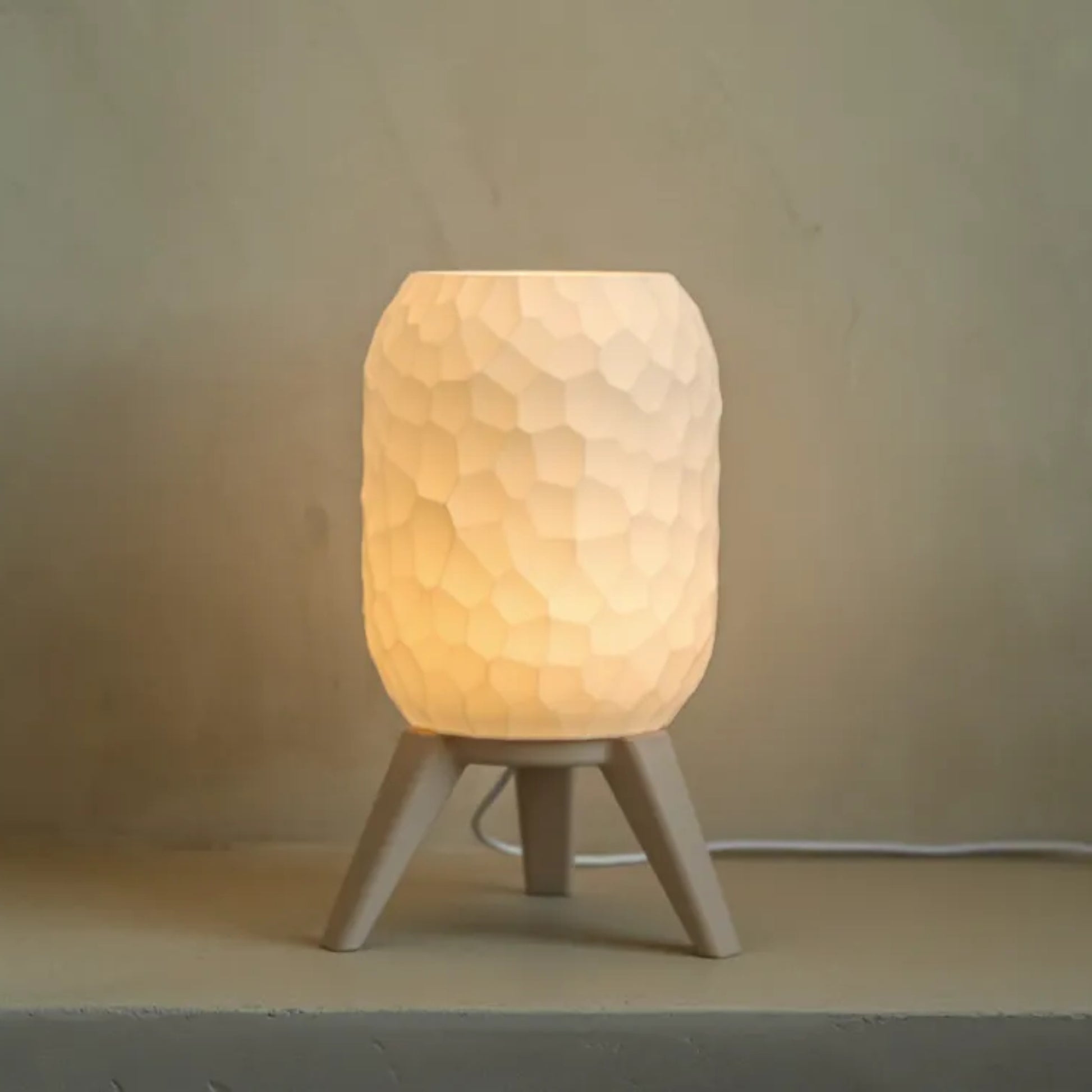 Luminaria_de_Mesa_Prisma_Oriva_Decor