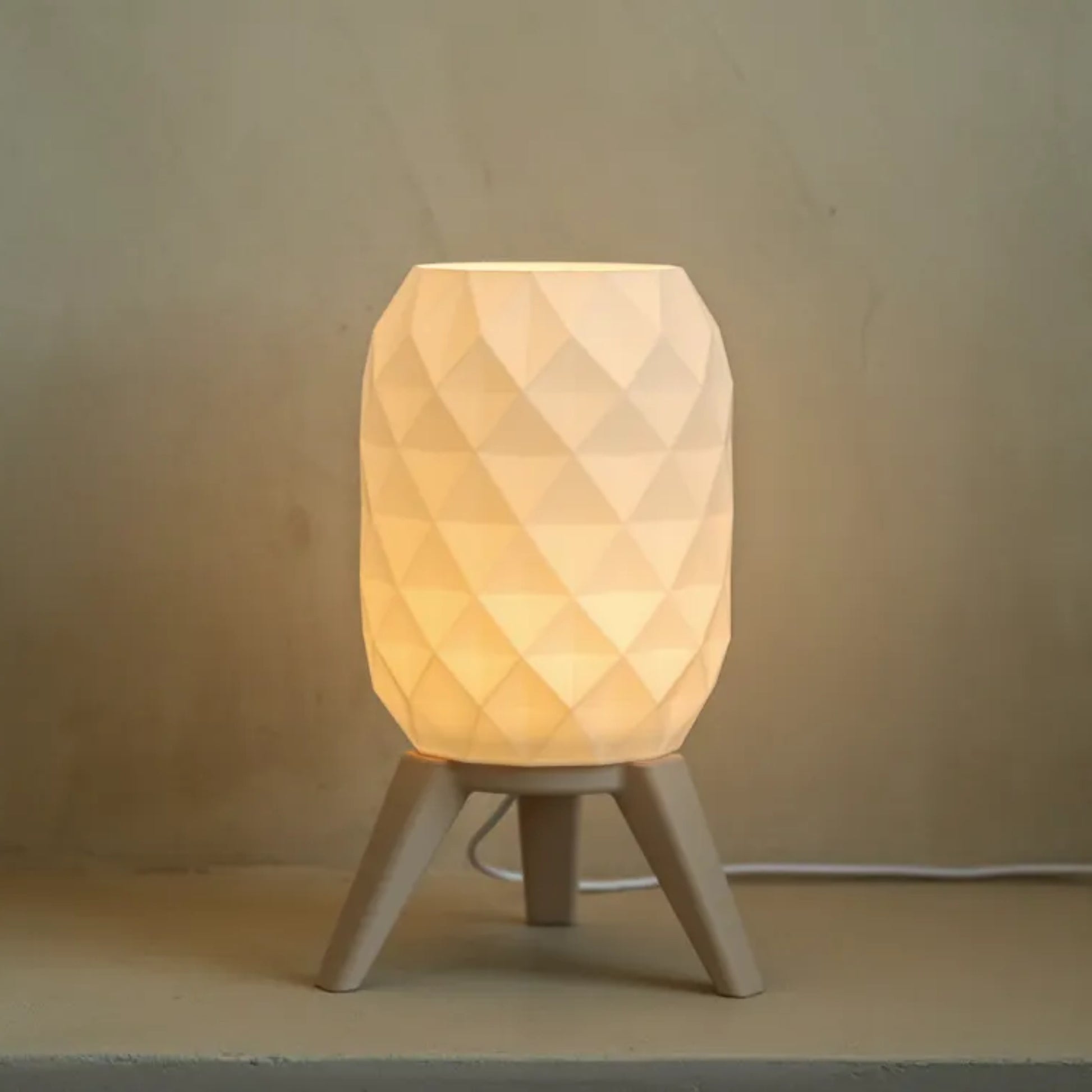 Luminaria_de_Mesa_Prisma_Oriva_Decor