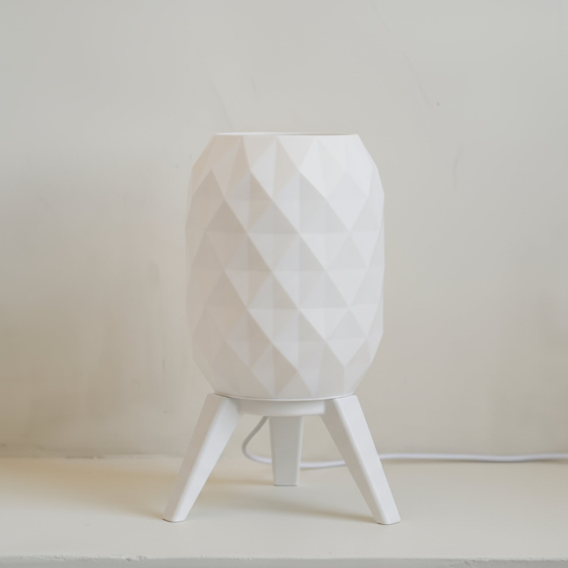 Luminaria_de_Mesa_Prisma_Oriva_Decor