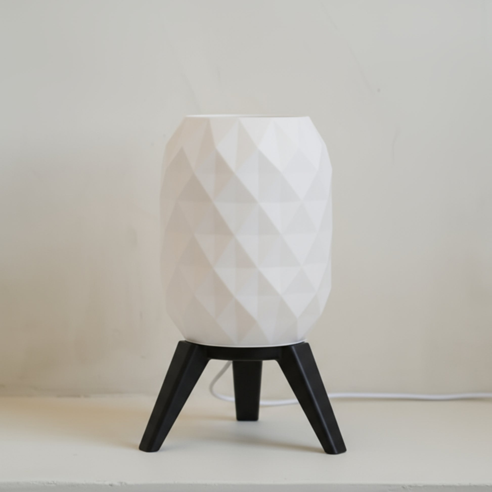 Luminaria_de_Mesa_Prisma_Oriva_Decor