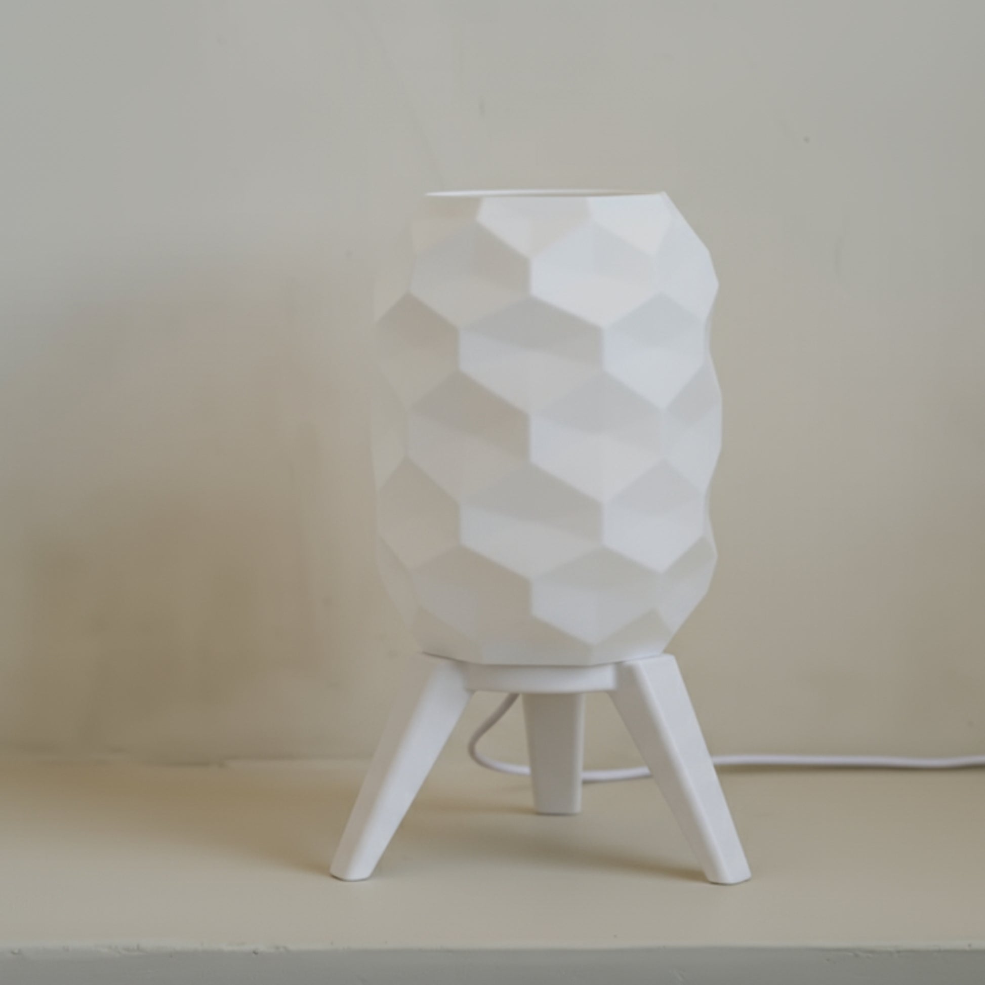 Luminaria_de_Mesa_Prisma_Oriva_Decor