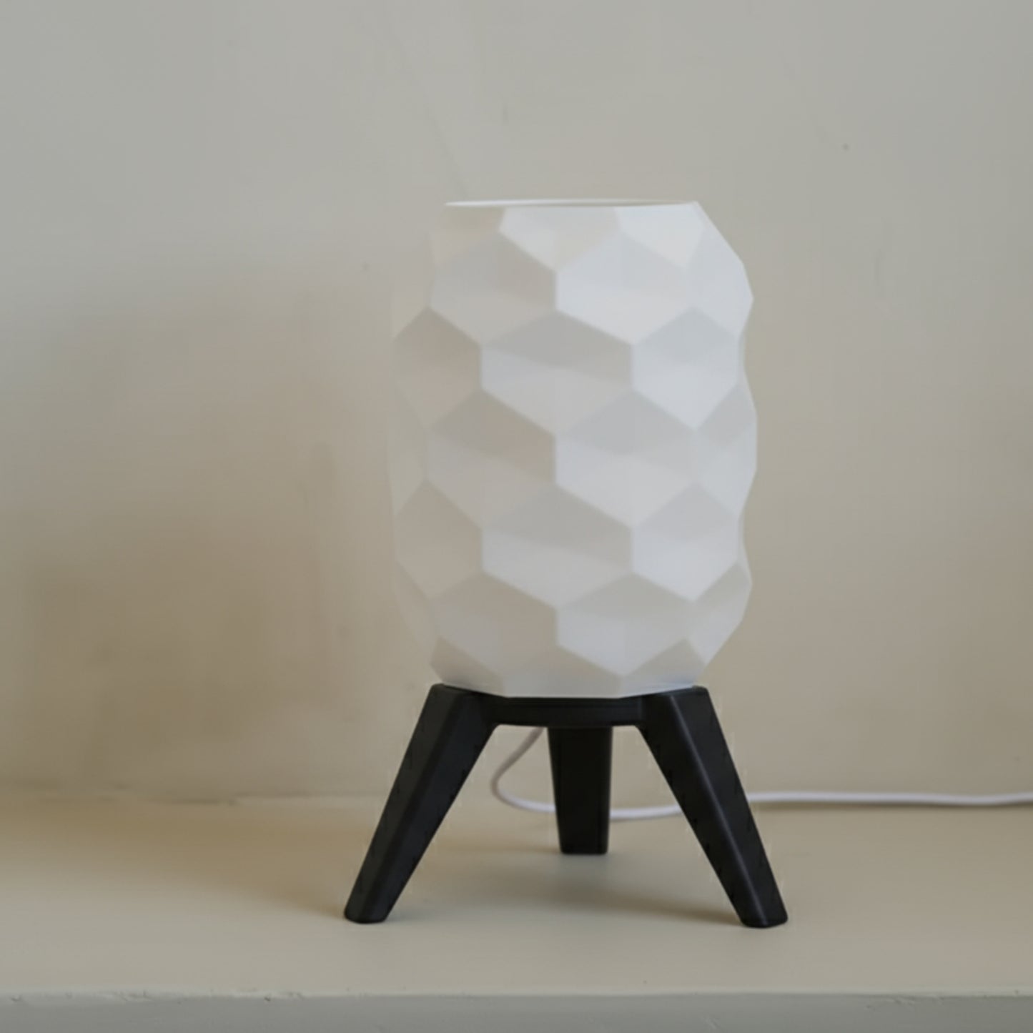 Luminaria_de_Mesa_Prisma_Oriva_Decor