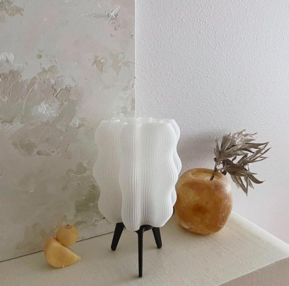 Luminária de mesa Aurora com design orgânico e cabo em tecido