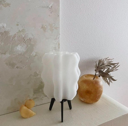 Luminária de mesa Aurora com design orgânico e cabo em tecido