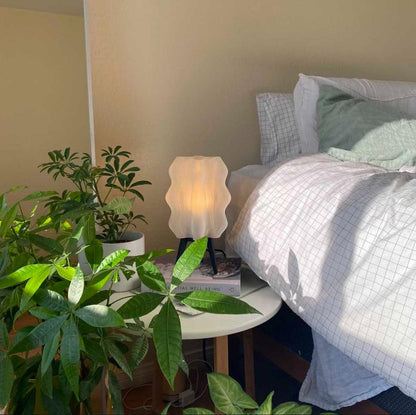 Luminária de mesa Aurora com design orgânico e cabo em tecido