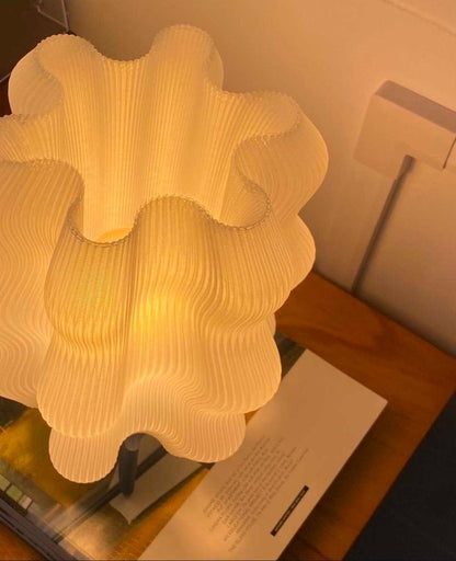 Luminária de mesa Aurora com design orgânico e cabo em tecido