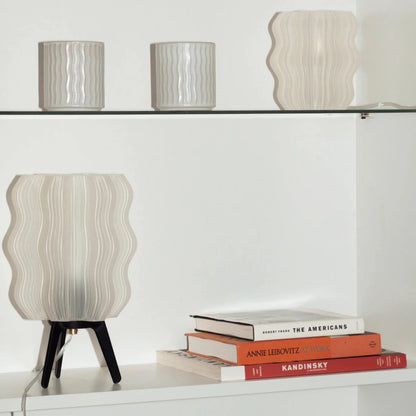 Luminária de mesa Aurora com design orgânico e cabo em tecido