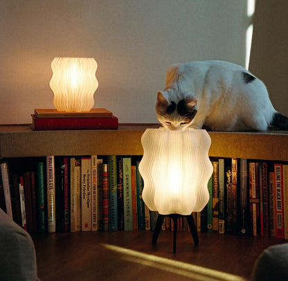 Luminária de mesa Aurora com design orgânico e cabo em tecido