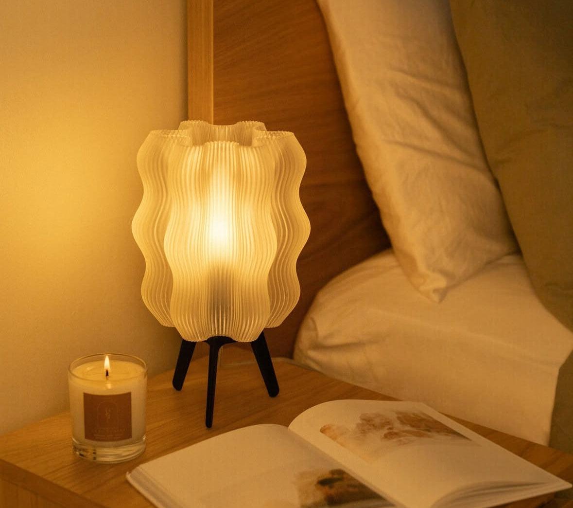 Luminária de mesa Aurora com design orgânico e cabo em tecido