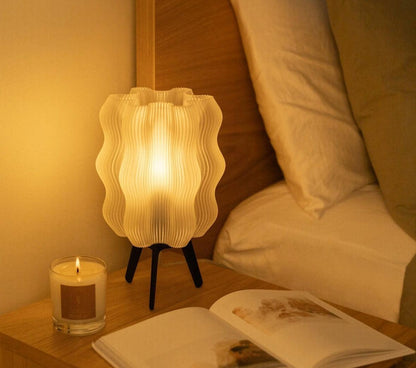 Luminária de mesa Aurora com design orgânico e cabo em tecido