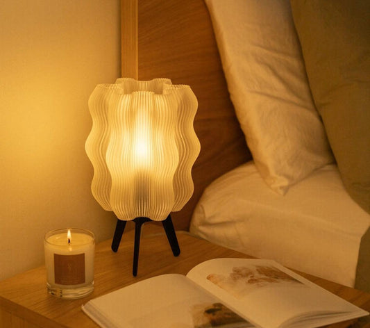 Luminária de mesa Aurora com design orgânico e cabo em tecido