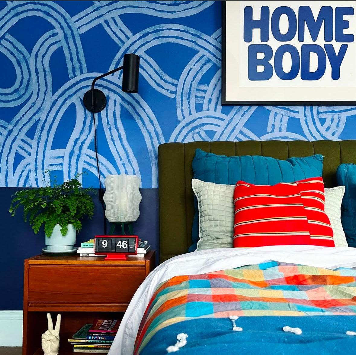 Luminária de mesa Aurora com design orgânico e cabo em tecido