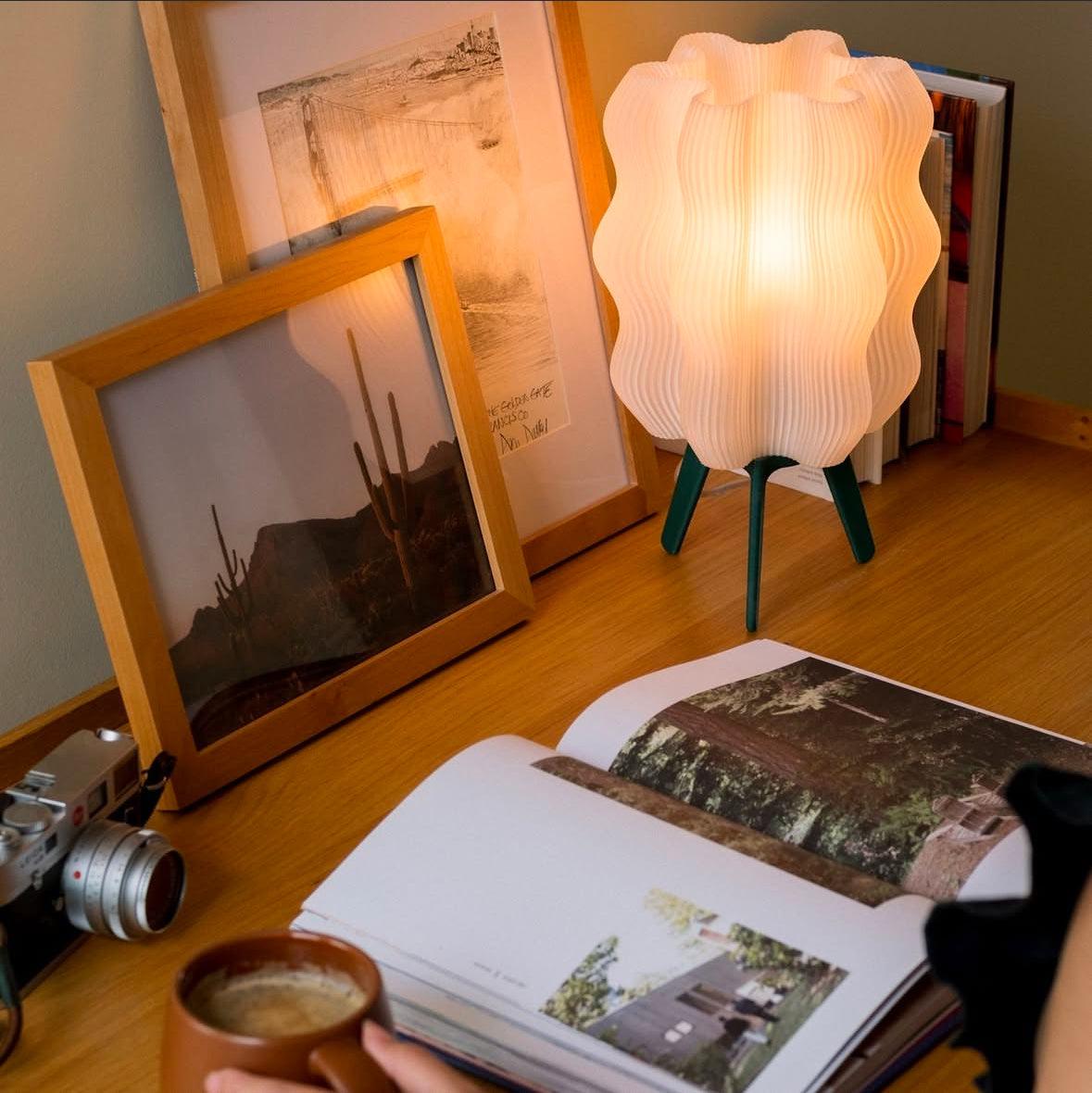 Luminária de mesa Aurora com design orgânico e cabo em tecido