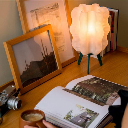 Luminária de mesa Aurora com design orgânico e cabo em tecido