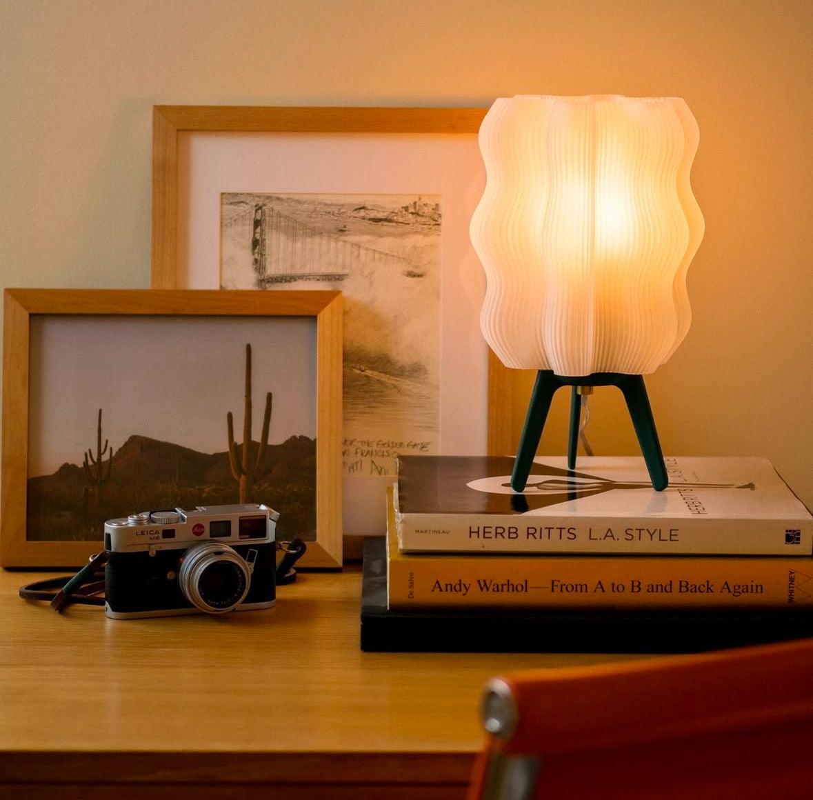 Luminária de mesa Aurora com design orgânico e cabo em tecido