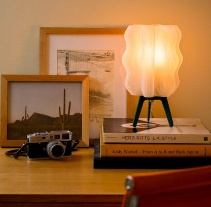 Luminária de mesa Aurora com design orgânico e cabo em tecido