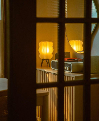 Luminária de mesa Aurora com design orgânico e cabo em tecido