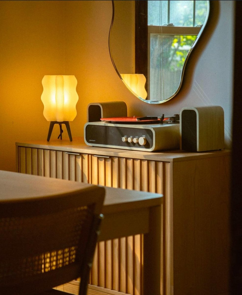 Luminária de mesa Aurora com design orgânico e cabo em tecido