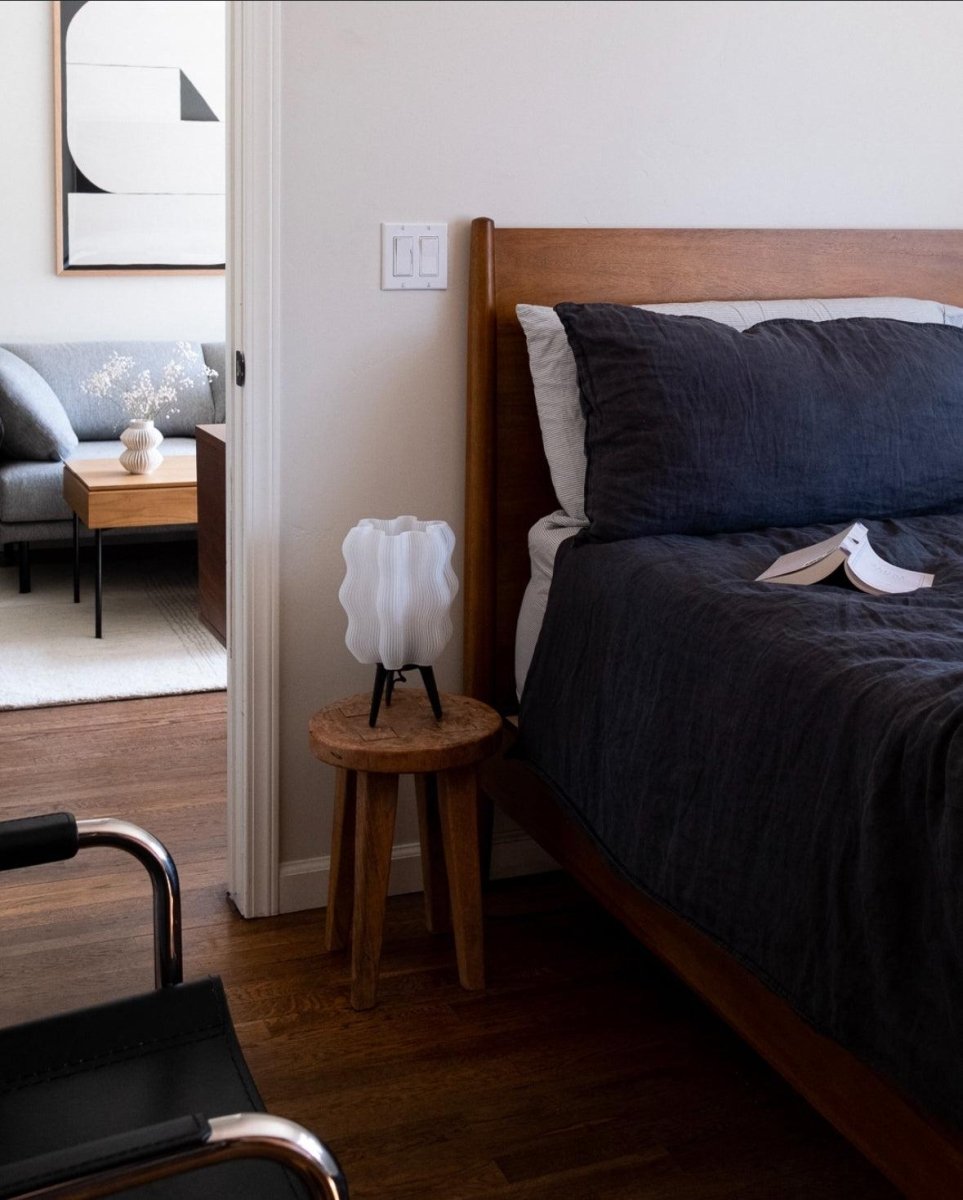 Luminária de mesa Aurora com design orgânico e cabo em tecido